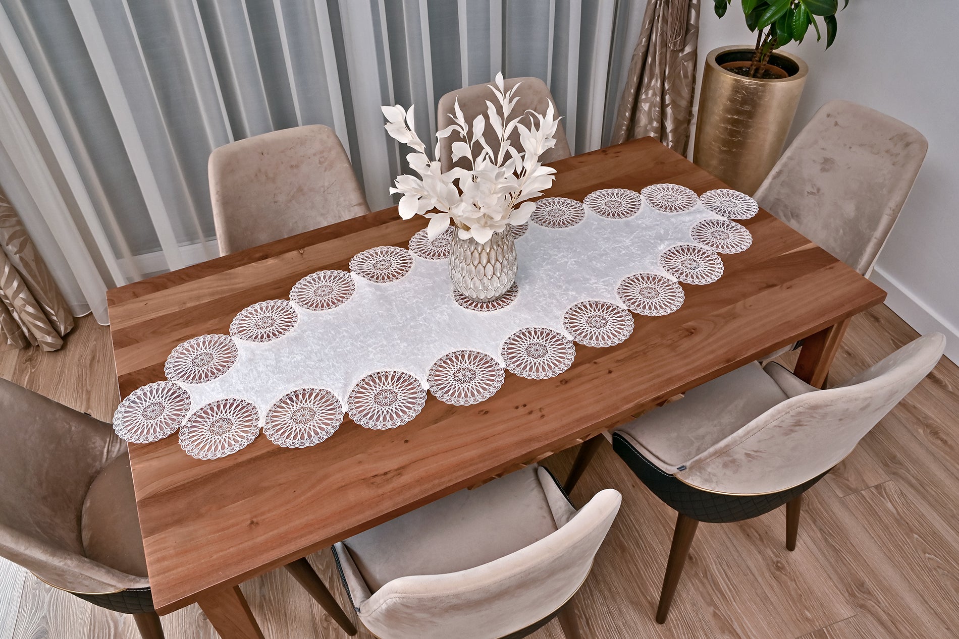 Mira bársony asztali futó, bézs, fehér csipkével 60*160 cm